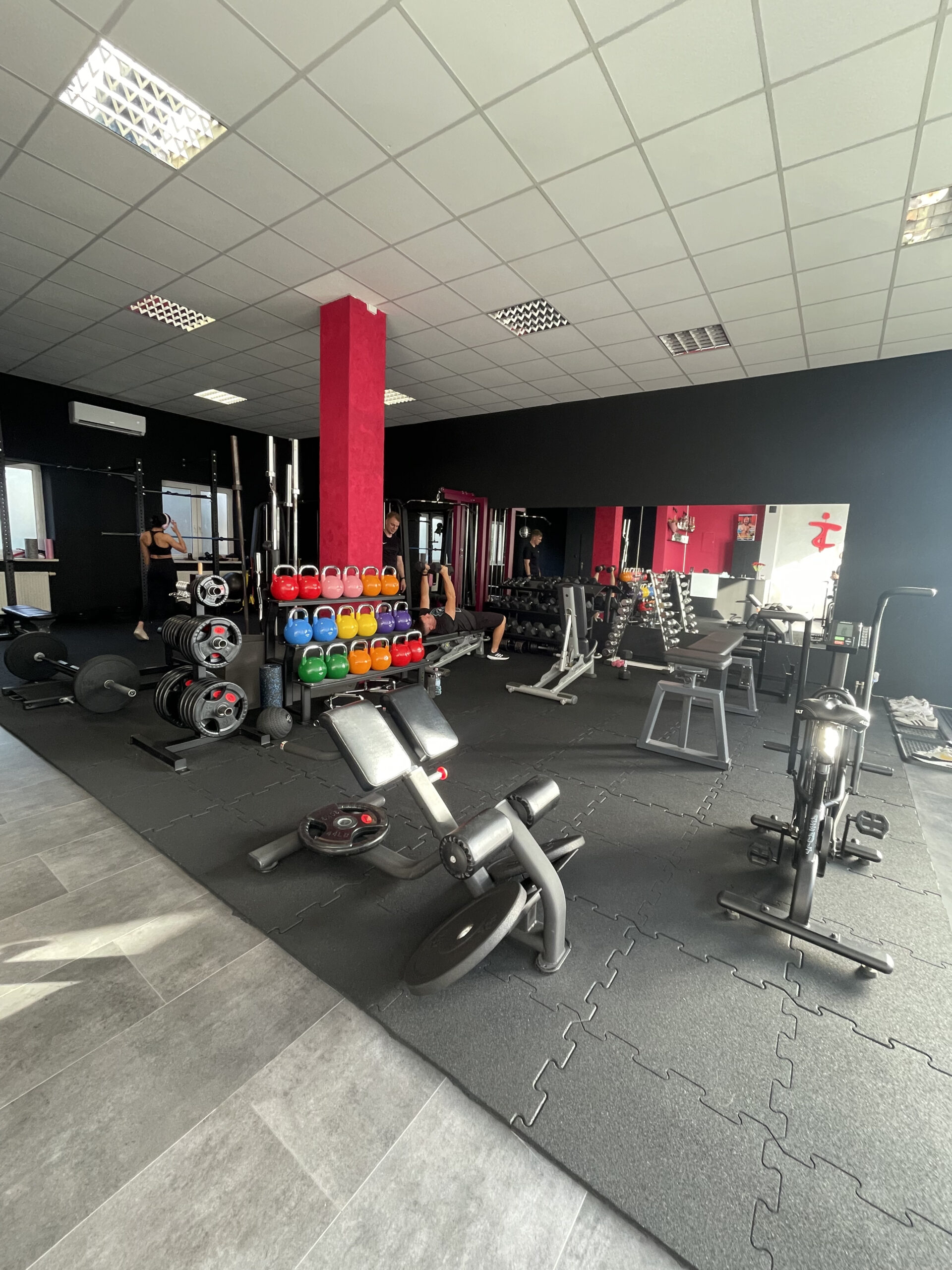 Nowoczesne studio treningowe w tle