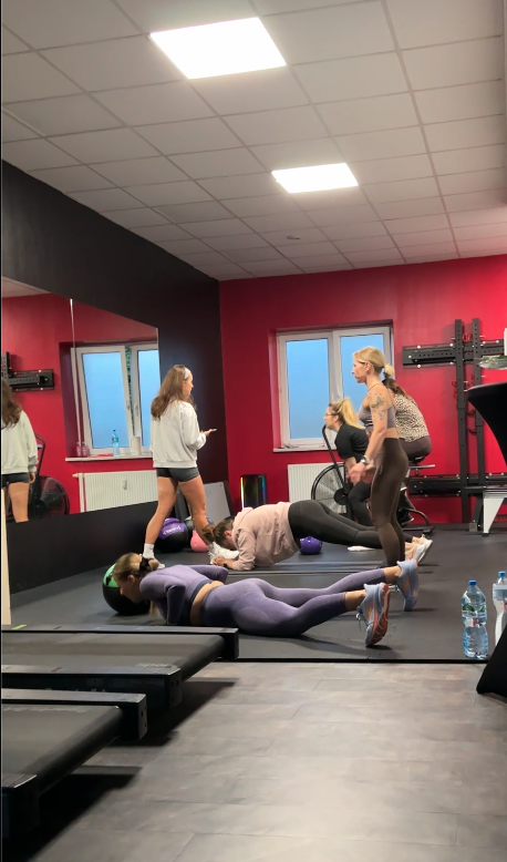 Osoby trenujące w stylu crossfit